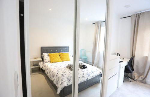 Spacious 3-Story Retreat with Rooftop Terrace and Modern Amenities - Foto 15