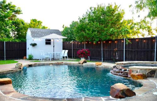 Sunny 4BR with Backyard Oasis - 15 Min to Lakes - Foto 6