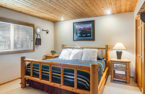 Wyoming Cabin with Hot Tub and Mountain-View Deck - Foto 16