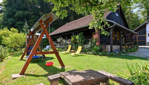 Kuća Viola, traditional wooden house in Tuhelj - Foto 2, Garden view