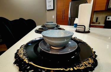 Stylish 1BR Uptown Apartment - Photo 2