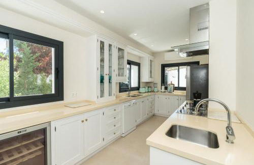 Stunning 6-Bedroom Villa in Guadalmina Baja - Foto 32