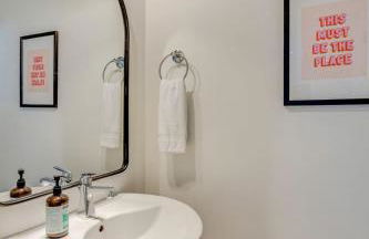 7BR Retreat, Rooftops, Garages, Walkable to Faves 5 Mins to Nissan Stadium, Less than 10 Mins to Broadway, 24 Hr Hospitality, Great for Groups - Foto 70