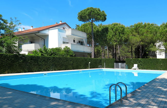 2 bedroom Apartment in Lignano Sabbiadoro with swimming pool and garden - Photo 1