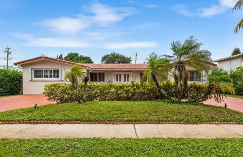 Centrally Located 4BD Oasis with Pool & Movie Patio - Foto 5