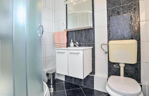 Nice Home In Prugovo With Jacuzzi - Foto 37