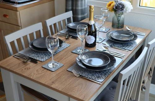 HEDDFAN, Luxury 3 bedroom timber lodge, Now with WiFi, Caer Beris Holiday Park, Builth Wells, SORRY NO TRADESMEN OR CONTRACTORS ALLOWED - Foto 6