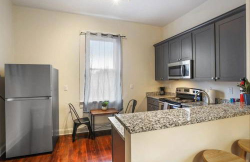 Urban 3 bedroom Local Art Filled Frenchman Oasis - Foto 10