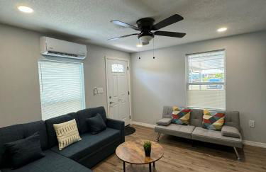 Lovely unit central location - Photo 12