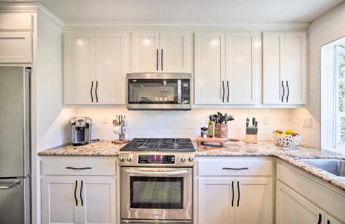 Chic Lake House with Furnished Deck and Hot Tub! - Foto 13