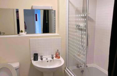 Serene 3-Bed Apartment - Park Views & Walking Distance to Royal Stoke Hospital - Foto 8