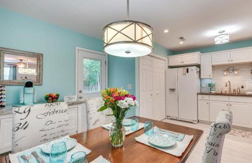 Cozy Goose Creek Escape with Patio and Grill - Foto 6