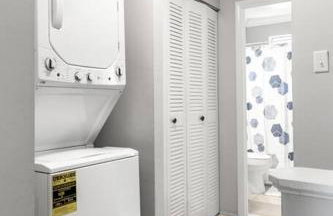 Fly In Style! Charming Townhome 6 Mins from RIC! - Foto 10