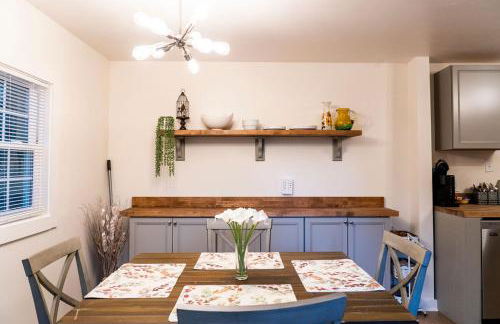 Madrona's Guesthouse- Convenient location, pet friendly - Foto 20