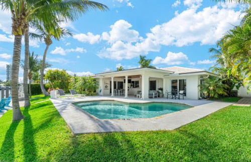 Seven Palms Waterfront- Private Dock, Heated Pool & Lanai -Walk to beach! by Maven Vacation Rentals - Foto 8