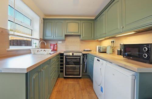 Stupton House, Large 3 Bed House that Sleeps 8 with Full Size Pool Table & FREE Parking - Hosted by Stay Host Save - Foto 25
