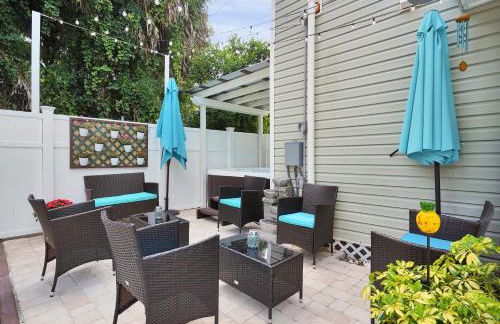 Hot tub- 80's Arcade- Pool table- Historic Downtown- 7 car parking - Foto 9