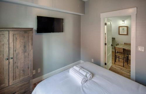 Updated Cottage in Heart of Town Park & Walk - Foto 16