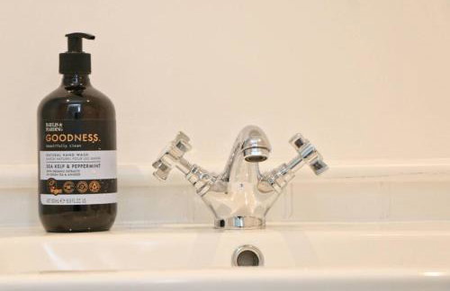 WALK TO THE BEACH, spacious cottage with sea views - Foto 17