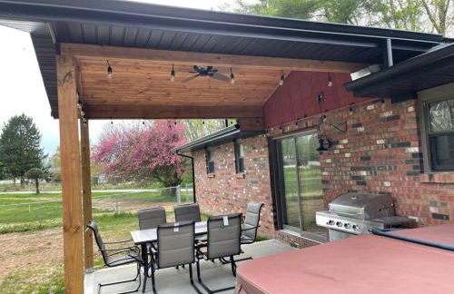 Private 4 Bedroom Home with a hot tub - Foto 1