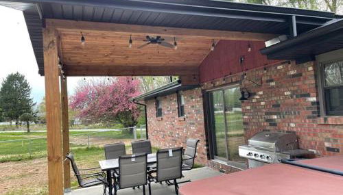 Private 4 Bedroom Home with a hot tub - Foto 1