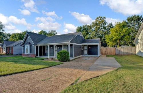 Glamorous 3BR 2BA house w/ large fenced backyard - Foto 32