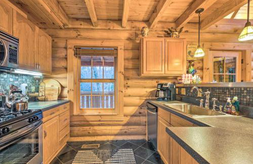 Family Friendly! Linville Cabin with Wraparound Deck - Foto 8