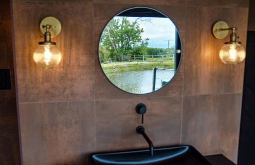 Rusty Boathouse - Photo 11