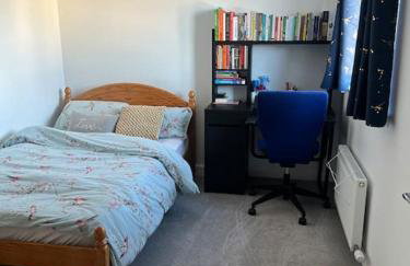 Lovely 2 bedroom home, free parking, 6 mins from airport - Foto 11