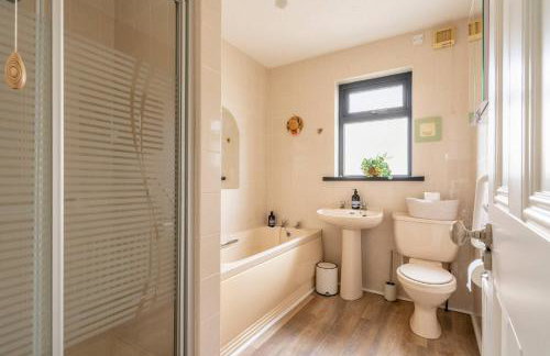 3-Bed Portballintrae Home | Wi-Fi, Garden, Parking - Foto 6