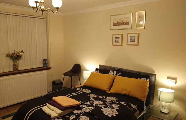 Beautiful 4-bed Apartment in Wolverhampton - Photo 4