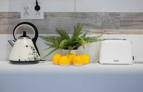 Jasny Apartament z Tarasem i Parkingiem by Noclegi Renters - Foto 24