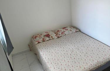 Casa com 2 Quartos, ar condicionado, cozinha e lavanderia completa, até 2 carros - Foto 9