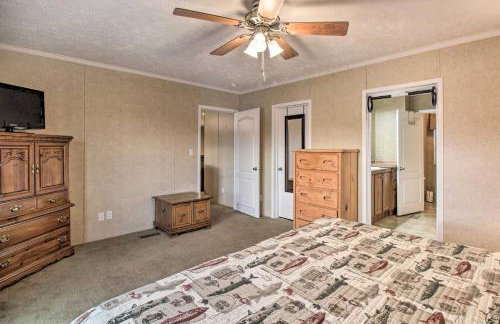 Family Lake Retreat w/ Screened Deck! - Foto 12