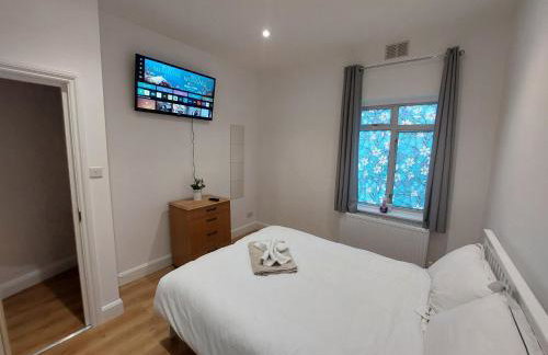 Cosy North Kensington Family apartment for 4 persons - Children stay free Netflix in all bedrooms Close to underground and overground stations - very convenient for Wembley Stadium - Foto 5
