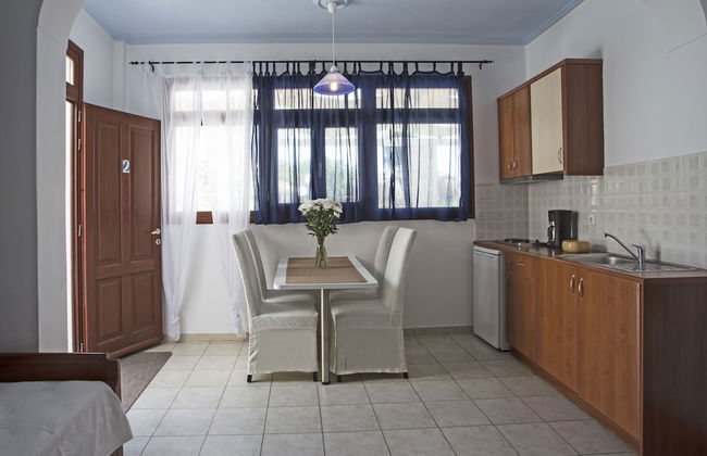 Birds Villa Apartments with Heated Pool - Including Car and Breakfast - Photo 2