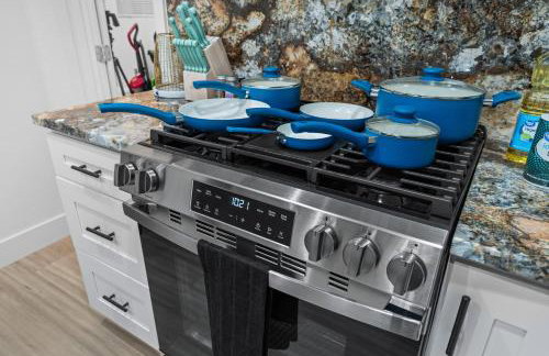 Entire Private Home with 4 Bedrooms 2 Bathrooms, Hot Tub, King Bed, 80 TV, Gated Yard, Ranch Style, Available Now - Foto 53