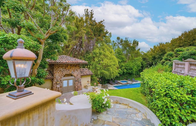 Carolwood - Modern Tuscan Villa With Rolling Lawns and Loggia in Holmby Hills - Photo 58