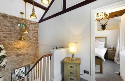 Montague House Town Centre sleeps up to 12 guests - Photo 19