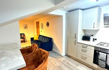 Modern 2 Bedroom First Floor Apartment, Free Parking, Woking - Foto 11