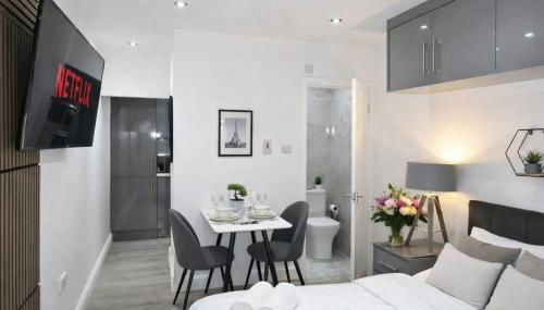 Modern Studio Near NEC & BHX Free Parking - Foto 1, towels, storage, wardrobe, heating