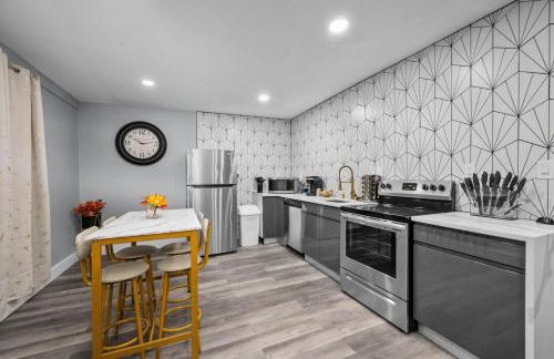 Modern 2BR City Center Getaway with Free Park - Foto 1