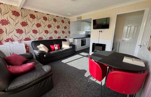 116, Two bed Chalet on California Sands Holiday Park - Sleeps 5, pet friendly, includes FREE pool passes, Free Entry to Clubhouse - plus Electric, WiFi, bed linen and towels all included - only 300m from the beach! - Photo 7