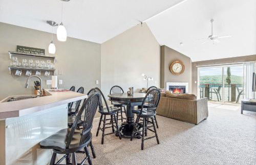 Amazing Lake Views with Pool, Loft, & Balcony - Foto 12