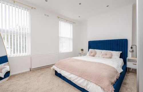 Liverpool Luxe Retreat 3 Bedroom House Next to Everton Stadium - Photo 19