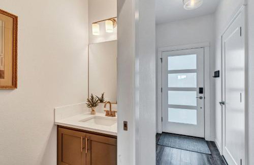 Modern and Bright Townhome with Game Room in S Salem - Foto 6