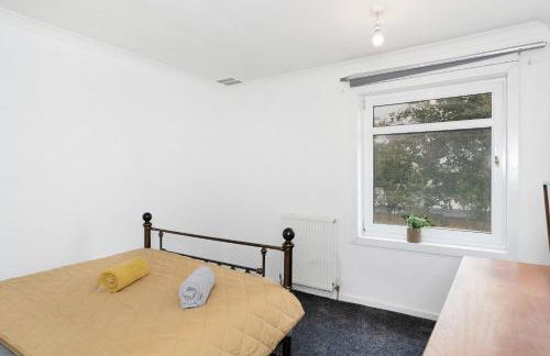 3BR Family House with Free Parking in West Lothian - Photo 7