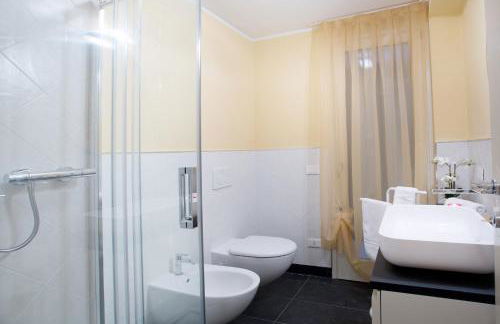 State of the art home suite with 180 degree panoramic lake view, pool and spa sleeping up to 10 guests by Italian Apartments - Foto 29