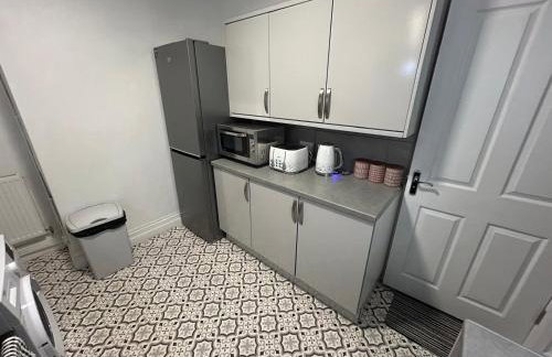 Spaghetti House 6 Bedroom with Large Off-Road Driveway Great for Crews in Vicinity of Starcity and City Centre - Foto 14