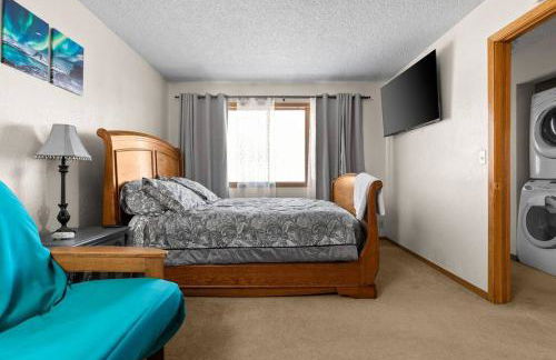 Alaskan WolfDen Close to airport centrally located - Photo 21